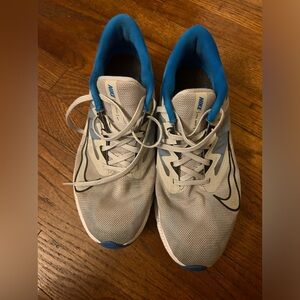 Men's size 10 NIKE running shoe like new clean non smokers no pets nice